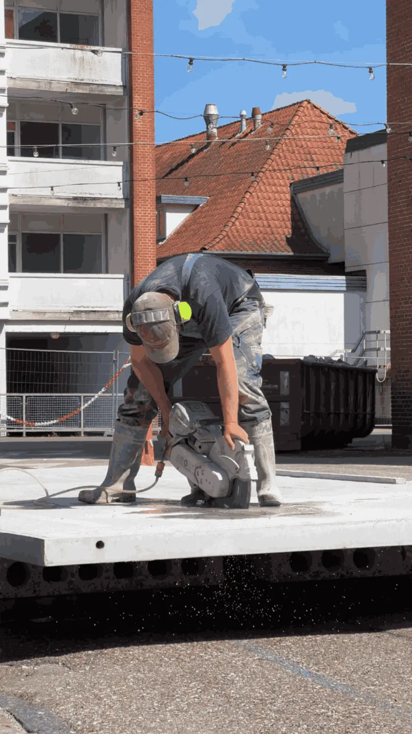 Bearbejdning af altandæk i ultra højstyrkebeton fra Hi-Con indbygget som gulv i 4>1-pavillonen i Holstebro.